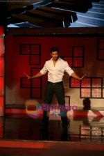 Hrithik Roshan on the sets of ZEE Saregama in Famous on 9th Nov 2010 (29).JPG